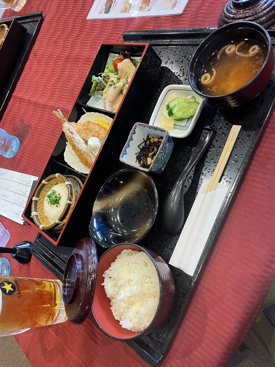 shige_1927's tweet photo. 今日のゴルフ飯（Jゴルフ鶴ヶ島）は季節限定和食御膳(平日限定)。色々なおばんざいが盛り沢山の御膳、お米が旨い。美味しく頂きました。ご馳走様でした。雨続きだった天候もこの日は曇りでもちこたえてくれました。
#Jゴルフ鶴ヶ島 #生ビール #ゴルフ #ゴルフ好きと繋がりたい #サッポロ #ランチ https://t.co/51GpHl8WF0