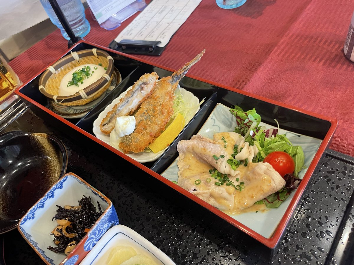 shige_1927's tweet photo. 今日のゴルフ飯（Jゴルフ鶴ヶ島）は季節限定和食御膳(平日限定)。色々なおばんざいが盛り沢山の御膳、お米が旨い。美味しく頂きました。ご馳走様でした。雨続きだった天候もこの日は曇りでもちこたえてくれました。
#Jゴルフ鶴ヶ島 #生ビール #ゴルフ #ゴルフ好きと繋がりたい #サッポロ #ランチ https://t.co/51GpHl8WF0
