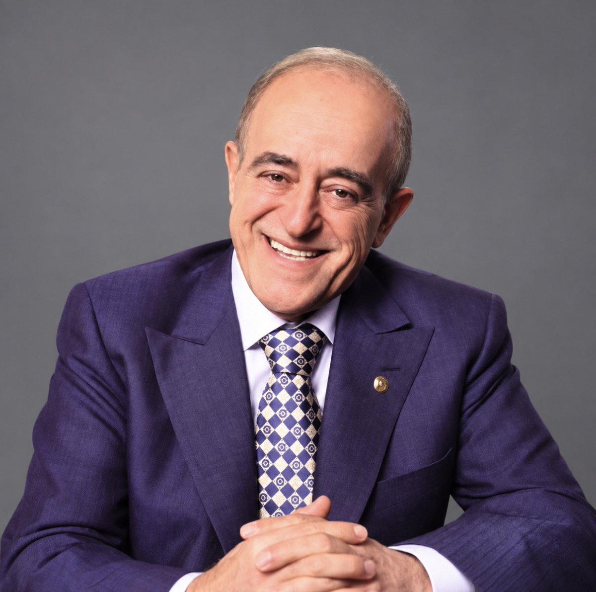 briefekonomi's tweet photo. Sakıp Sabancı:

“SASA, benim iş hayatımdaki en büyük derslerden biridir. Bilmediğimiz bir alana yatırım yaptık.”

“Araziyi seçerken kriterimiz bile doğru değildi. Yolun üstünde olsun, güzel görünsün diye düşündük.”

“Fabrikayı yaptık, sonra SASA’yı yanlış yere kurduğumuzu anladık. Çünkü su yoktu.”

“Fabrika bitmişti, artık başka yere taşıyamazdık. Kilometrelerce uzaktan boru döşeyip su getirdik, bir de o suyu taşımak için sürekli enerji harcadık.”

“İkinci fabrikayı yaparken ilk baktığım şeylerden biri suyuydu. SASA’da çok pahalı bir ders aldım.”

“Aslında Sabancı’nın hikayesinde bu tür dersler hep vardı. Babam Hacı Ömer’in köyde ne tarlası ne de bağı vardı.”

“Geçim sıkıntısı artınca Kayseri’den Adana’ya gitmeye karar vermiş. Otobüse, kamyona verecek parası olmadığı için yaklaşık 9 günlük yolu yürümüş.”

“Babam Adana’ya gelince pamuk balyalarında hamallık yapmaya başladı. Günde 85 kuruş kazandı, bunun yaklaşık 50 kuruşunu biriktirdi.”

“Bir süre sonra hamalbaşı oldu, ardından da pamuk ticaretine girdi.”

“Amcasıyla beraber ilk yatırım olarak bir sarı liraya bir kantar aldılar.”

“Sonra köyden tanıdığı insanları yanına alıp çalıştırmaya başladı. Bir nevi işçi müteahhidi haline geldi ve çevresinde artık Hacı Ömer Ağa diye anılmaya başladı.”

“Amcasıyla biriktirdikleri para iki altına ulaşınca pamuk ticaretine girdiler.”

“Paraları yettiğince pamuk alıp satmaya başladılar.”

“Asıl büyüme bundan sonra başladı.”

“Babam yıllar içinde Adana’yı, pamuk ticaretini ve işin bütün inceliklerini öğrendi.”

“1940’ların başına gelindiğinde Hacı Ömer ve ortakları artık Adana’daki pamuk ticaretinde ciddi bir noktaya ulaştı.”

“Çırçır tesislerinde yılda yaklaşık 30 bin ton pamuk işliyor, bunun sonucunda yaklaşık 15 bin ton çiğit elde ediyorlardı.”

“O dönemde bu çiğidin önemli alıcılarından biri nebati yağ fabrikalarıydı.”

“Babam sadece pamuk satmak yerine işin sanayi tarafına geçmeye karar verdi.”

“Böylece çırçır ve yağ işine girdi, daha sonra Sabancıların sanayide büyüyeceği dönemin temellerini attı.”

“İşler büyüdükçe yeni yatırımlar için daha fazla sermayeye ihtiyaç duymaya başladılar.”

“Kendi imkanlarının artık yetmediğini görünce ortaklarıyla banka kurmaya karar verdiler.”

“30 Ocak 1948’de Akbank’ı kurdular.”

“Babamız 1966 yılında öldüğünde altı kardeştik. İsteseydik şirketleri bölüşebilirdik.”

“Biri tekstilci olurdu.
Biri plastik işini alırdı.
Diğeri başka şirketi götürürdü.”

“Biz tam tersini yaptık.
Birbirimize sarıldık ve işleri beraber yürütmeye karar verdik.”

“Bence Sabancı’nın en büyük kazançlarından biri buydu.”

“Birlik olmasaydık Sabancı’nın gelişmesi bugünkü gibi olmazdı.”

“Bir yıl sonra, 1967’de Sabancı Holding’i Adana’da kurduk.”

“Ama dünyaya açılacaksak İstanbul’a gelmemiz gerektiğini düşündüm”

“Aile içinde, taş yerinde ağırdır diyerek karşı çıkanlar vardı.”

“İstanbul’a geldikten sonra benim de Sabancı’nın da dünyası değişti. Daha büyük düşünmeye, daha büyük projelerin peşinden koşmaya başladık.”

“Ardından büyük sanayi yatırımları yaptık ve dünya devleriyle ortaklıklar kurduk.”

“Bir sarı liraya alınan kantarla başlayan hikaye, yıllar içinde Türkiye’nin en büyük sanayi gruplarından birine dönüştü.”