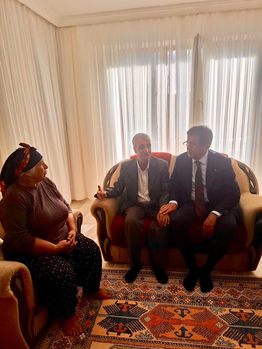 ZeybekciNihat's tweet photo. 📍 Tunceli

Şehidimiz Piyade Er Ulaş Urtimur’un kıymetli babası Alişan Bey ve annesi Derman Hanım’ı ziyaret ettik.

Aziz şehitlerimizin aileleri, milletimizin en kıymetli emanetidir. Her zaman yanlarında olmaya devam edeceğiz.

Kahraman şehidimizi ve tüm şehitlerimizi rahmet ve minnetle anıyorum.