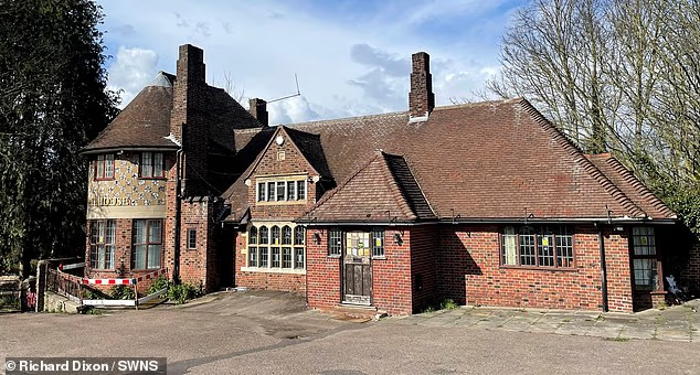 BasilTheGreat's tweet photo. 🚨NEWS: Plans for a Grade II listed pub in Norwich to be converted into a MOSQUE have been scrapped after more than 800 complaints

The Gatehouse which dates back to the 1930's will be saved

Little Victories 🇬🇧🔥 https://t.co/VVHHGhi3hQ