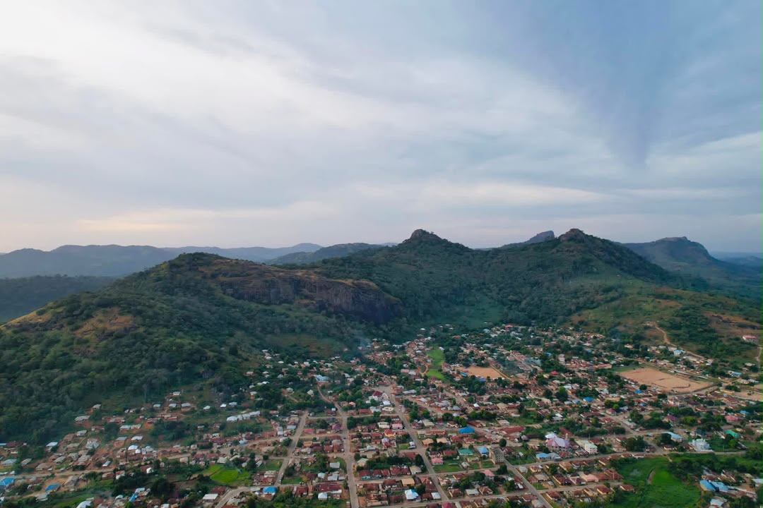 VisitSL's tweet photo. Good morning from the beautiful city beneath the rocks – Kabala! 🌅🪨🇸🇱

📸: Joseph Kaifala @JKaifala 

#VisitSierraLeone #VSLTravel #Kabala #SierraLeone #Mountains #SaloneX https://t.co/A3ED8kqatz