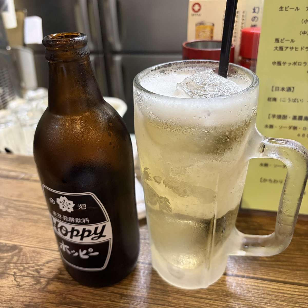 acala_naatha's tweet photo. 濡れずに帰ろうか…と思ったもがSNSで紹介されていた「浜とん」さんが気になりすぎて雨の中を疾走！
まずはホッピーにカシラとハラミを合わせてスタート。自分はお子ちゃま舌（笑）なので、さらにつくねとフランクも追加しちゃいました！
初めてお邪魔しましたが今後の呑みルート確定です！ https://t.co/pjXrpBFhEn