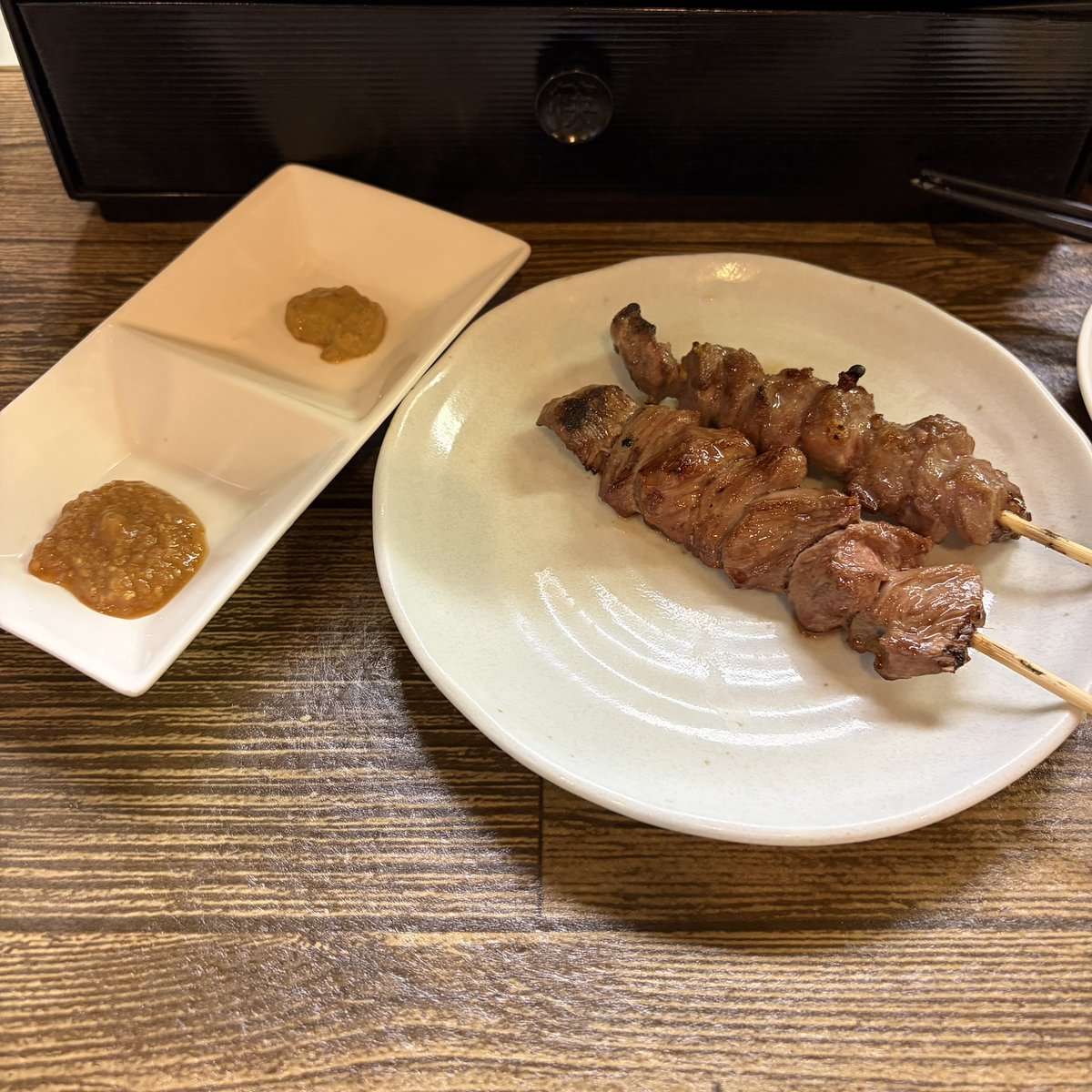 acala_naatha's tweet photo. 濡れずに帰ろうか…と思ったもがSNSで紹介されていた「浜とん」さんが気になりすぎて雨の中を疾走！
まずはホッピーにカシラとハラミを合わせてスタート。自分はお子ちゃま舌（笑）なので、さらにつくねとフランクも追加しちゃいました！
初めてお邪魔しましたが今後の呑みルート確定です！ https://t.co/pjXrpBFhEn