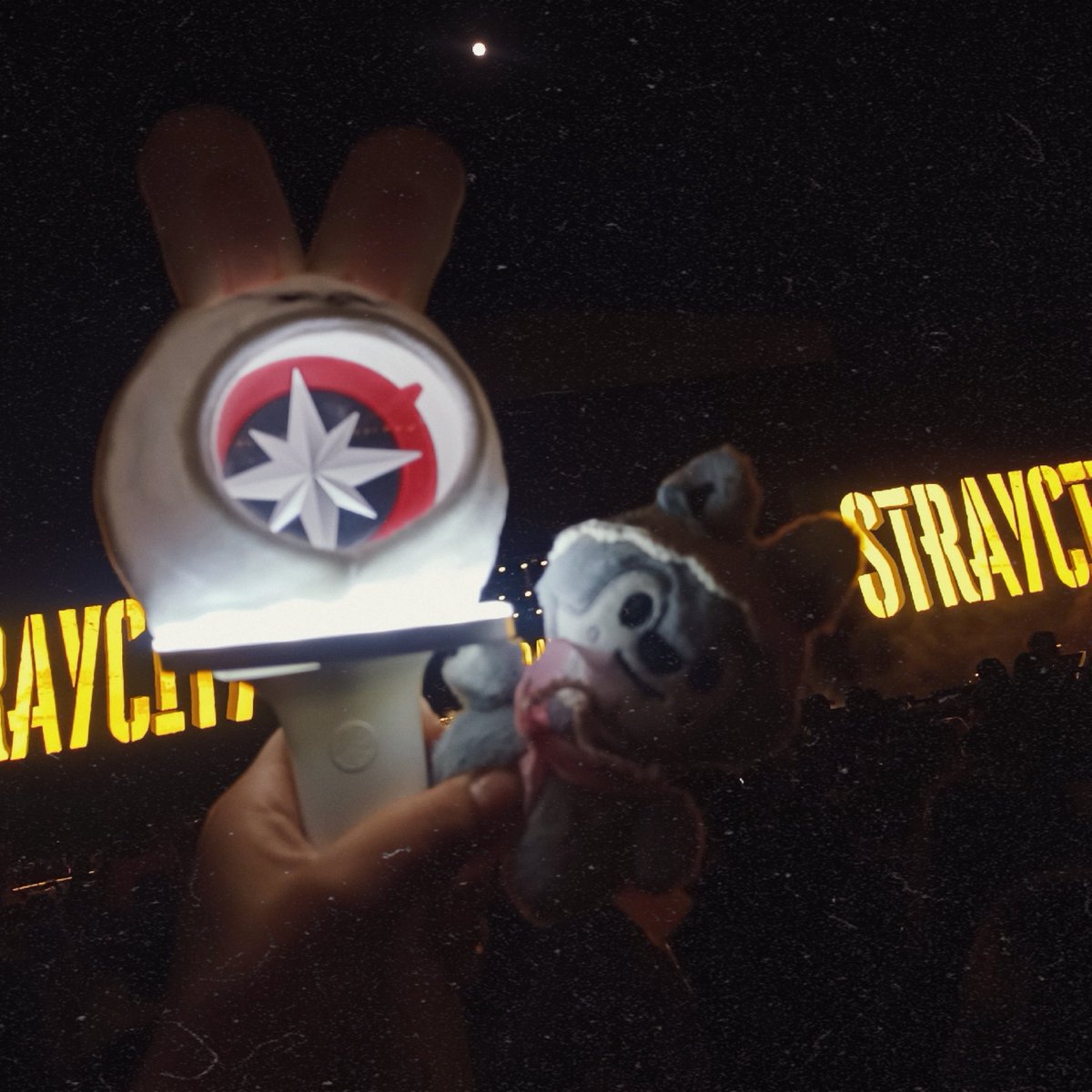 skzxfeliix's tweet photo. hoy es mi cumpleaños pero hace 5 días tuve el mejor regalo, gracias stray kids ❤️‍🩹 https://t.co/IsDvuGKI8W