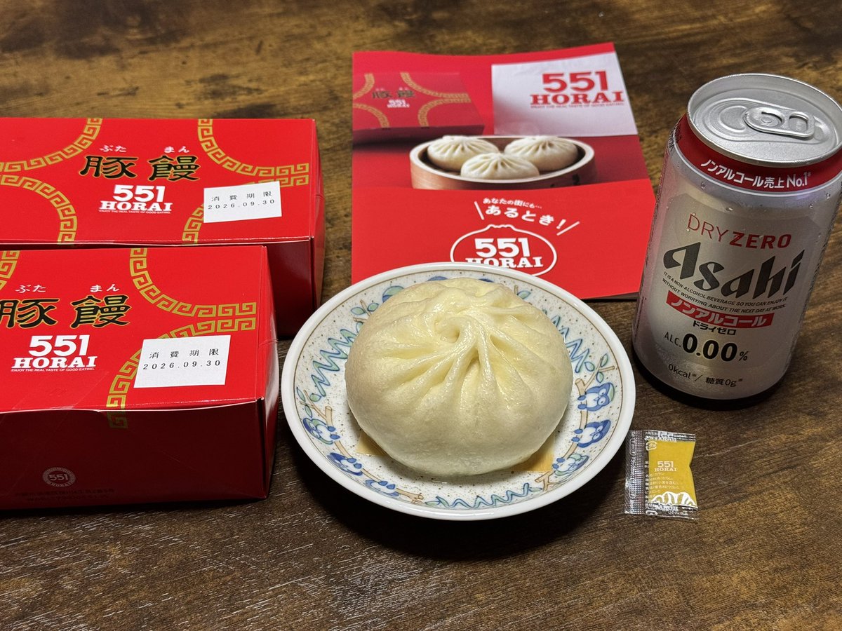 muro_p's tweet photo. 京王百貨店の催事に出店している「551」は整理券必須だけど、残業シゴオワで行った時間に「キャンセル分の販売中」とあり、行列に並んで「豚まん」買えました👌

ノンアルコール🍻でウマウマ🤤

#豚まん
#551HORAI https://t.co/dGLiinCNpB