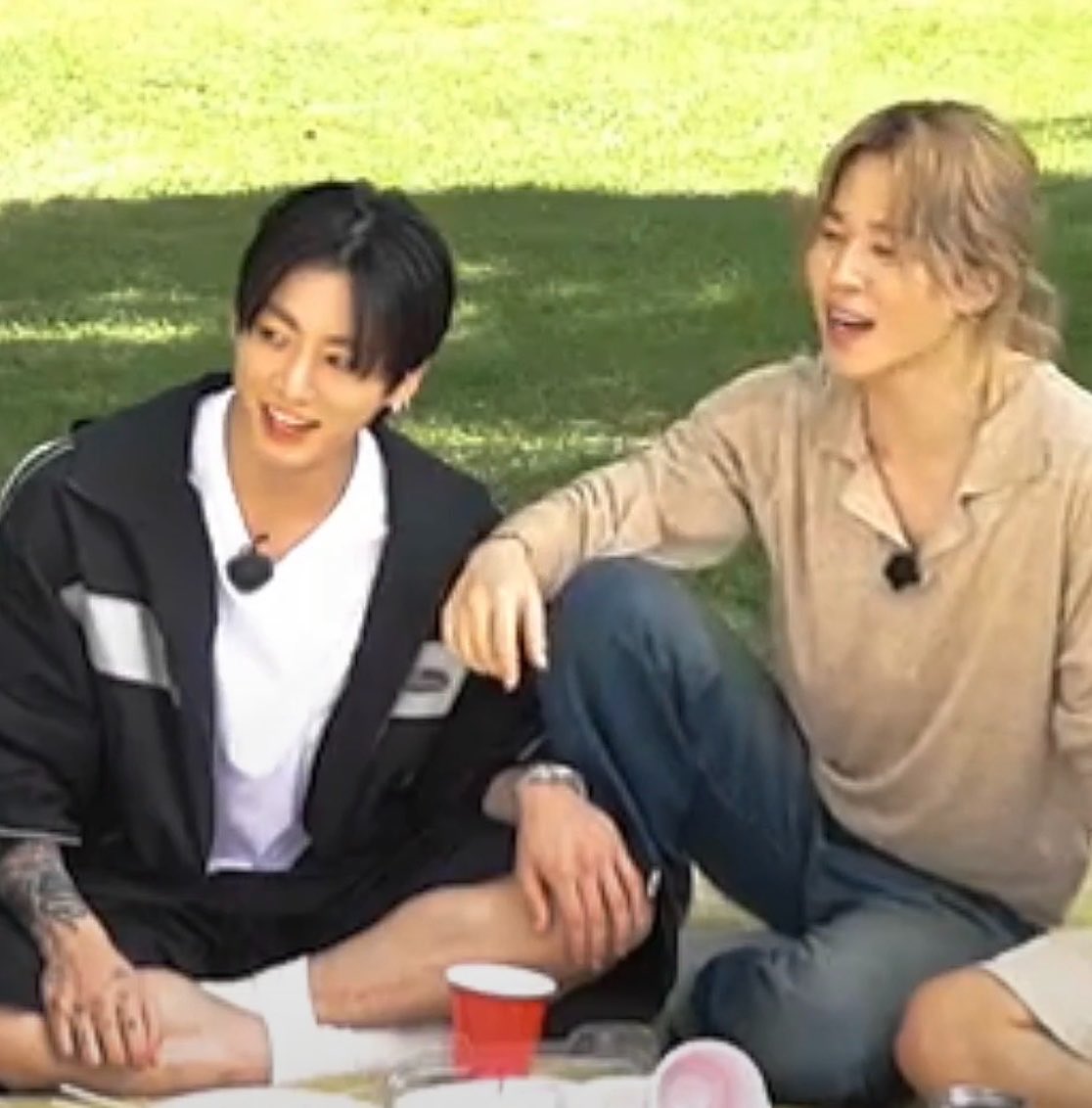 daintyypjm's tweet photo. i love that jikook have ZERO concept of personal space https://t.co/xad30AHINg