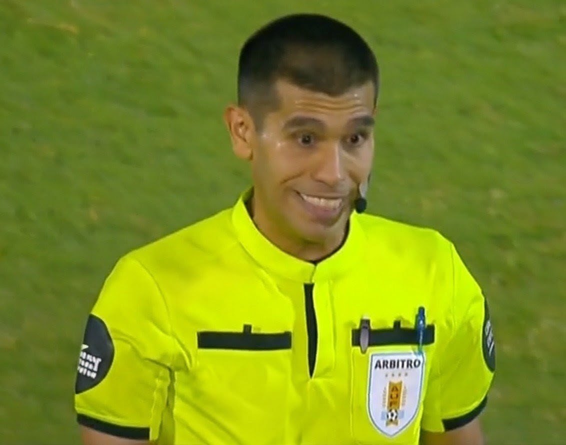 ArbitrajeU's tweet photo. 🫣ARBITRA FERES

🔦El mismo que hizo el sorteo con la luz apagada.

El mismo que dijo que suspendió y después dijo que él no fue😳

🔥Lo que cambia es el partido: hoy puede empezar a definirse el campeonato. Y el Colegio mantiene a su árbitro más flojo.

🤞🏻Que la suerte lo ayude! https://t.co/awd0DOuYyI