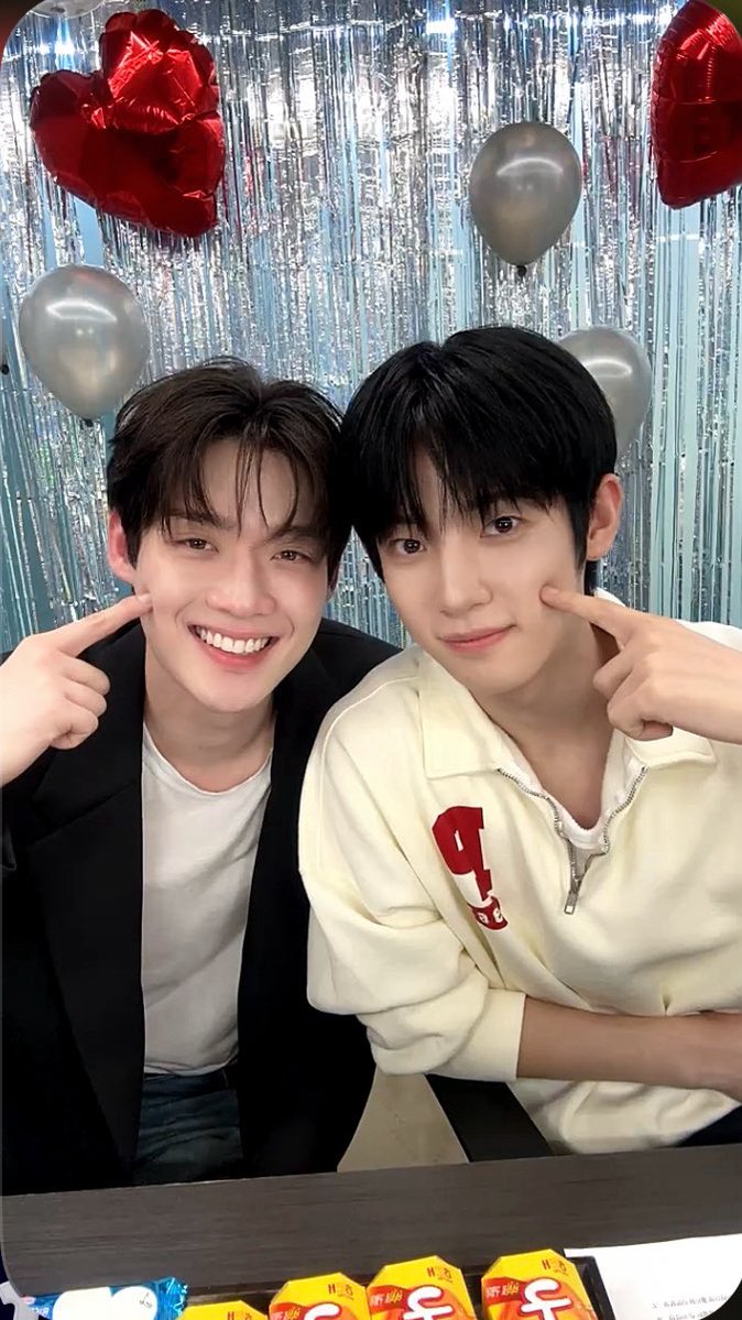 hanababii's tweet photo. Yoonsik Siwoo à hẹn gặp nhau ở Paris nhéee🐶🐰🩷

YOONSIK SIWOO Pour Toujours
#YOONSIK_SIWOO_PFWSS27 https://t.co/yfm1TH2k4a