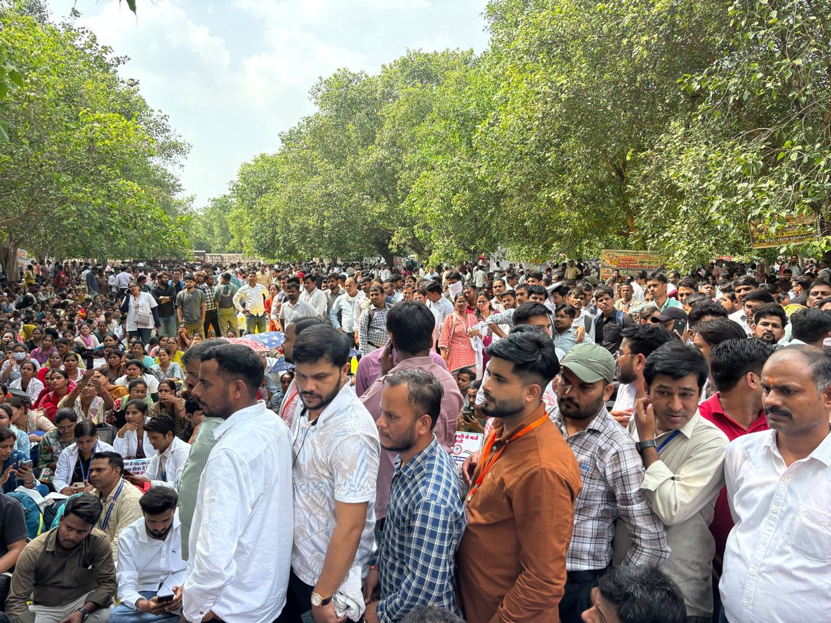 CHANDANPRAjlzj's tweet photo. सभी CHO साथियों की एकजुटता को सलाम! ✊🔥
अनिश्चितकालीन धरने का नेतृत्व कर रहे हिमालय भाई एवं देव तोमर भाई के समर्पण और नेतृत्व को दिल से सलाम। 💪🚩
एकता हमारी ताकत, संघर्ष हमारी पहचान!
#ACHOUP #CHO #CHOWelfareAssociation https://t.co/1mfjtZ4E4A