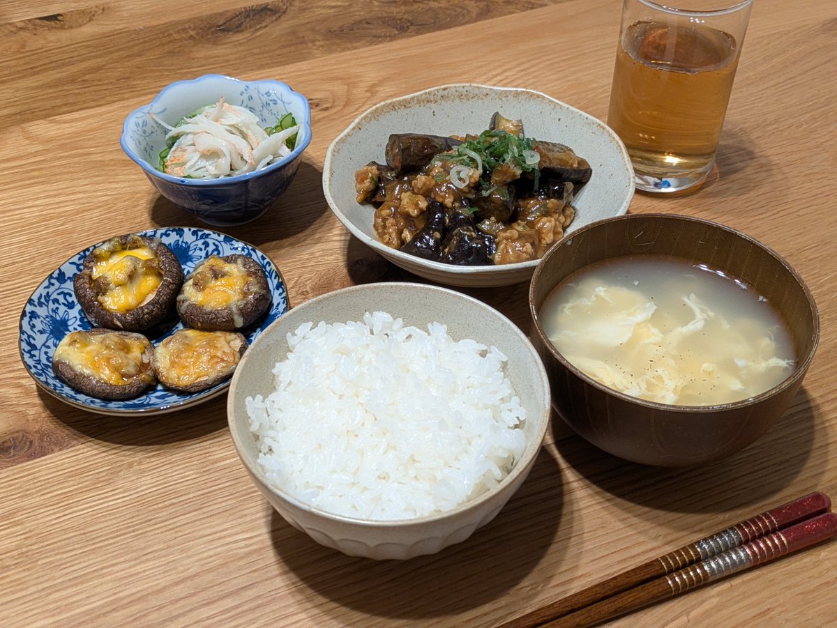 takahaccc's tweet photo. 麻婆茄子、しいたけのチーズ焼き、きゅうりとわかめの酢の物、中華卵スープ

酢の物はせがれ（6）と一緒に作った！色々作れるようになって欲しいな〜

#おうちごはん #料理 #晩ごはん #料理好きな人と繋がりたい  #お腹ペコリン部  #自炊記録  #麻婆茄子 https://t.co/0ygkSLKCmz