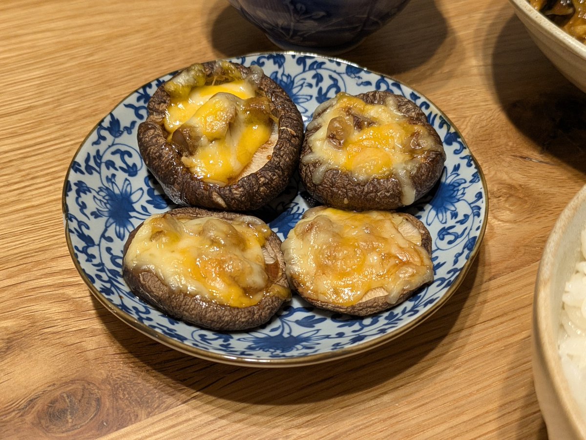 takahaccc's tweet photo. 麻婆茄子、しいたけのチーズ焼き、きゅうりとわかめの酢の物、中華卵スープ

酢の物はせがれ（6）と一緒に作った！色々作れるようになって欲しいな〜

#おうちごはん #料理 #晩ごはん #料理好きな人と繋がりたい  #お腹ペコリン部  #自炊記録  #麻婆茄子 https://t.co/0ygkSLKCmz