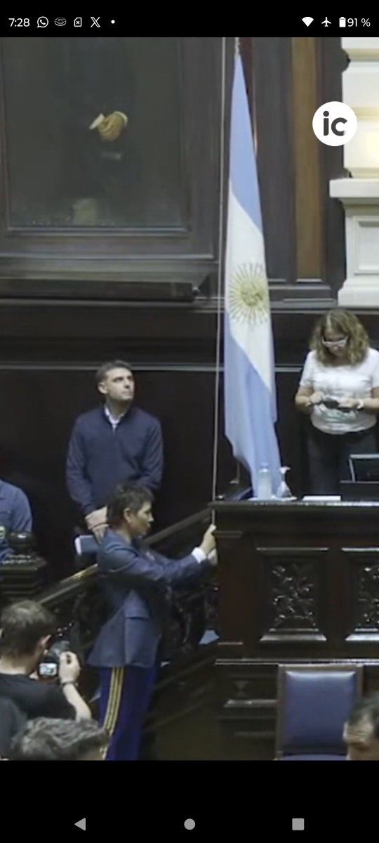 MauroGimenez271's tweet photo. @mmilicat La verdad que si, siempre fue una joda este pais, desde payasas en lugares importantes hasta Mayra yendo con pantalones de boca https://t.co/pOCC9ndEVu
