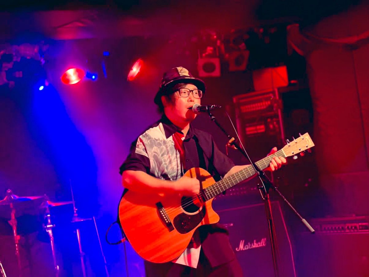 kuuhakunoSHiN's tweet photo. 遅くなりましたが下北沢WAVERライブ終了❣️

お足元悪い中お越しくださった皆様ありがとうございました😭

知り合いばかりだけど共演何年振りって人ばっかで高田君は彼の楽曲編曲した以来笑

ラビちゃんタイアップおめでとう㊗️

写真は福田のアニキとも🕺

次回ライブは10/4(日)東中野ドラムです🕺 https://t.co/2X66JUvYKy