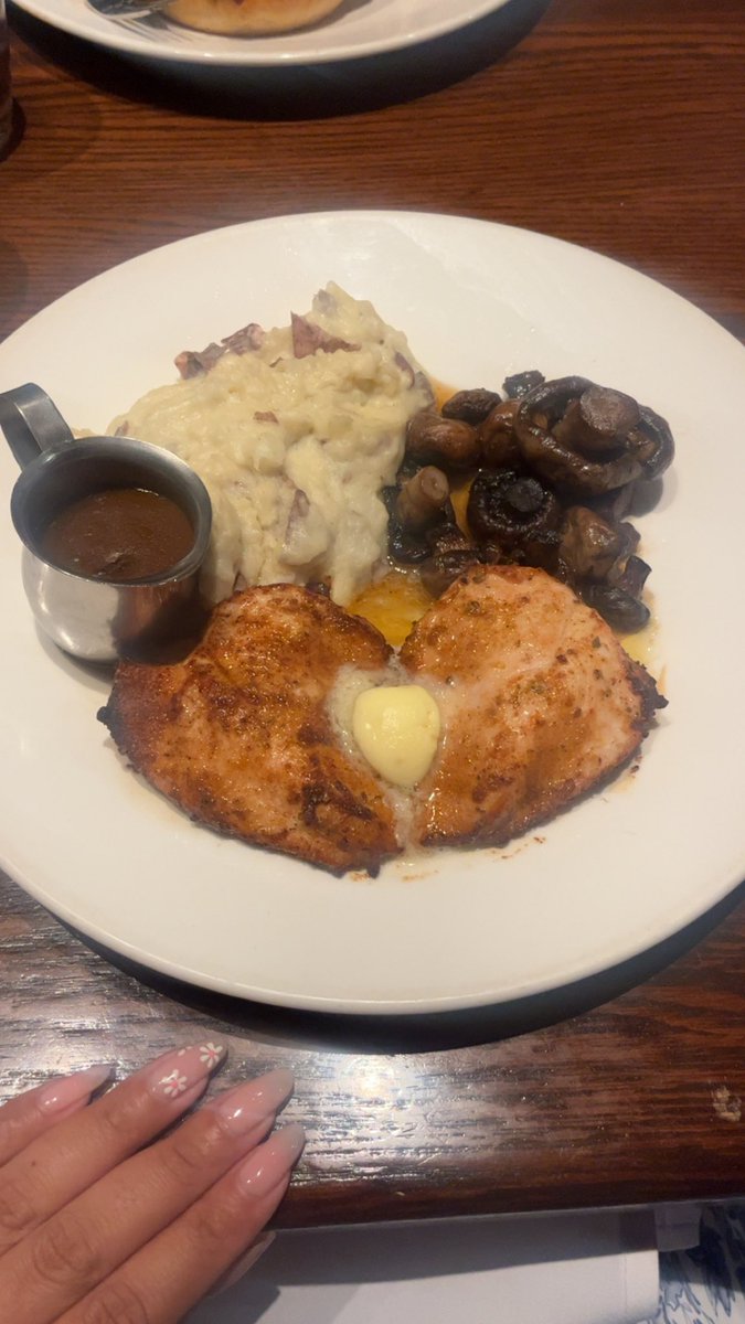 MsGoddessEmilye's tweet photo. They made my chicken in the shape of a heart. 🥹🥹🥹🥹 https://t.co/FMPP8amO6L