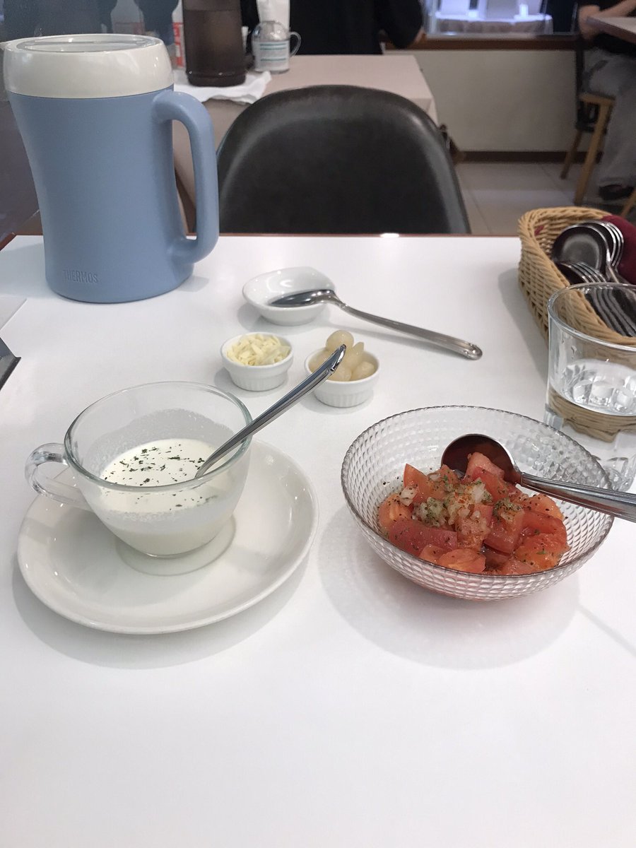 UMETSUMUGI's tweet photo. 渋谷西武閉店による一番の損失は、都内で最期のTOPSのレストランが無くなった事や…。
トマトサラダとヴィシソワーズがもう食べられないなんて😢
(写真は先月久しぶりに行った時のです。TOPSはだいぶ前に内装変えてたけど、店内フロアは時が平成で止まっていた…) https://t.co/0BXvTX7MMD