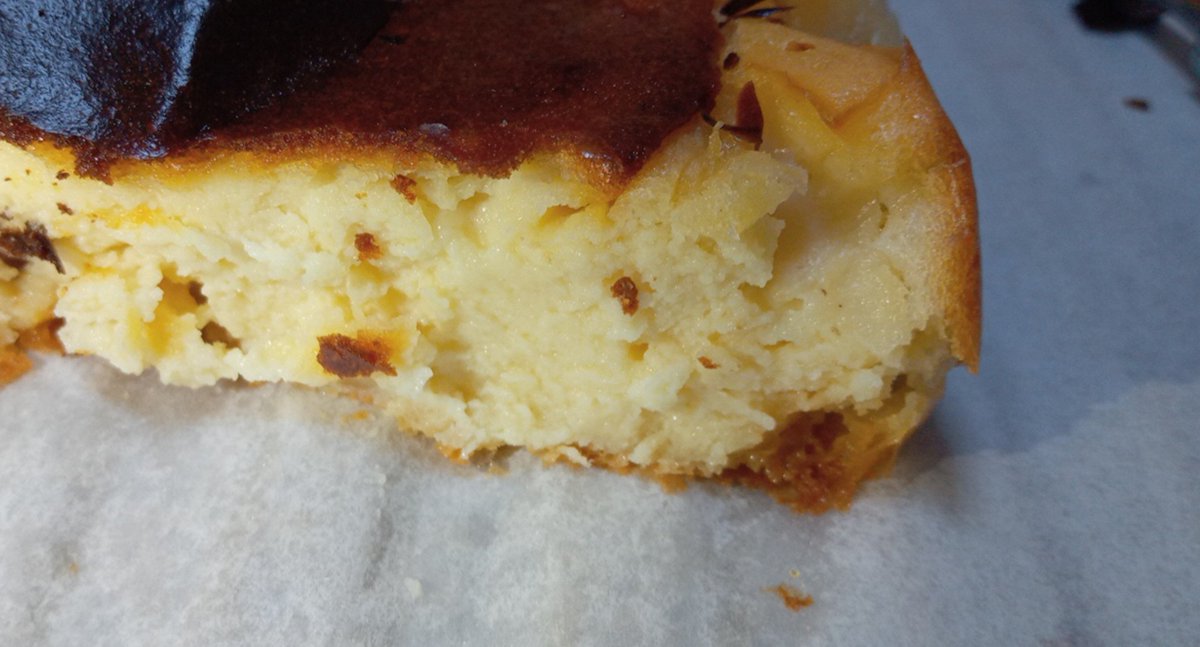 bosskarin's tweet photo. とある配信者に触発されてバスク チーズケーキに今、凝ってます
今回はその方が黒糖というのを言ってたから黒糖を混ぜ、さらにレーズンも入れてみた
さらに小麦粉を使わずごく少量ホットケーキの粉を入れた
絶品だった https://t.co/PUyXBDlYOX