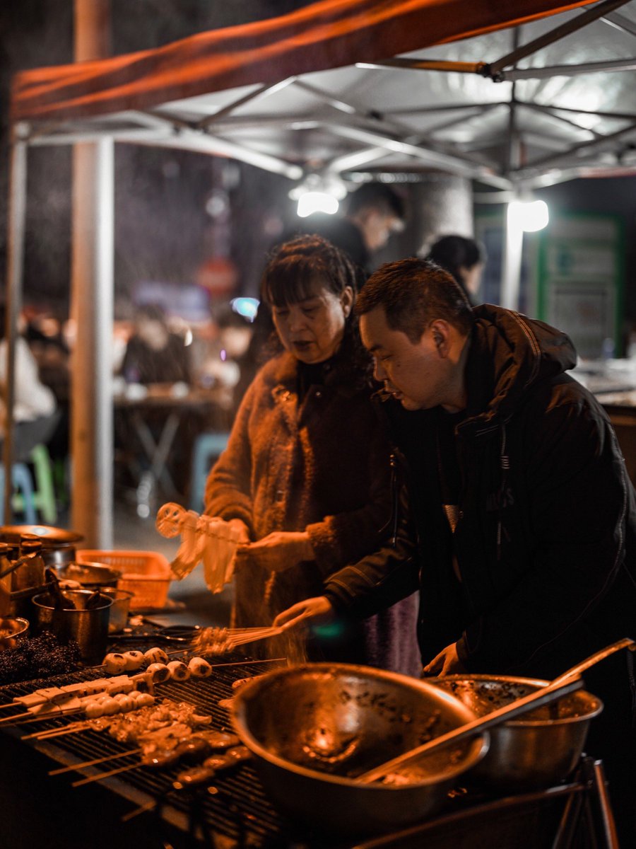peter_mox538's tweet photo. We met at the corner of the street, and I bought a warm hot pot on this cold day, making the noisy and comfortable city full of little happiness. https://t.co/DIc5MITj1p