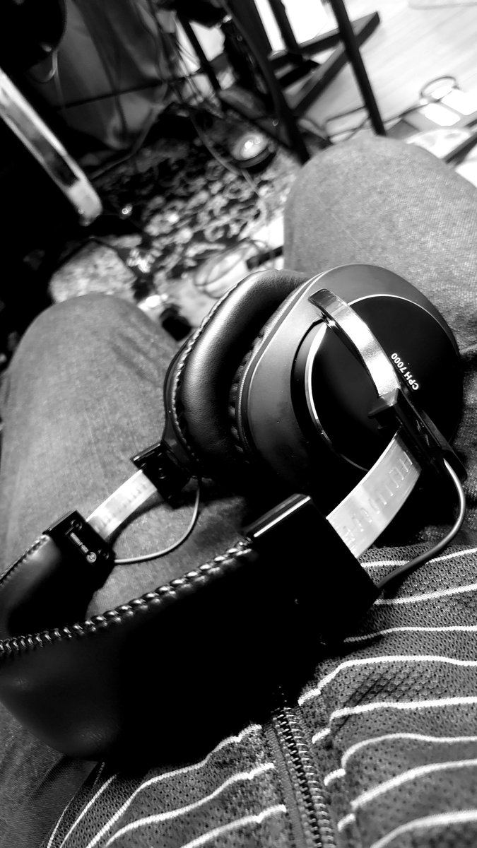 KOUDAI_1210's tweet photo. Renさん宅にて久々の編曲作業😏
あっという間の約8時間。
いやー今回ね、いいよ。
乞うご期待。 https://t.co/95pfqZQv5v