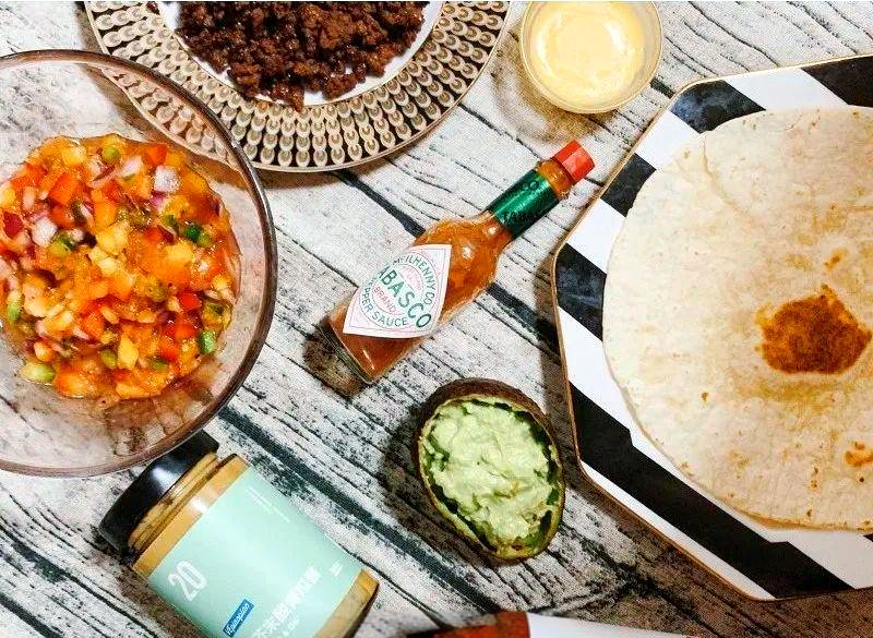 LetishaLon1m5's tweet photo. Feliz Día de la Independencia! Nuestro menú especial hoy: arepas rellenas de carne desmechada y guacamole, acompaadas de jugo de maracuyá natural. No te lo pierdas! https://t.co/GBBPrlgRbX