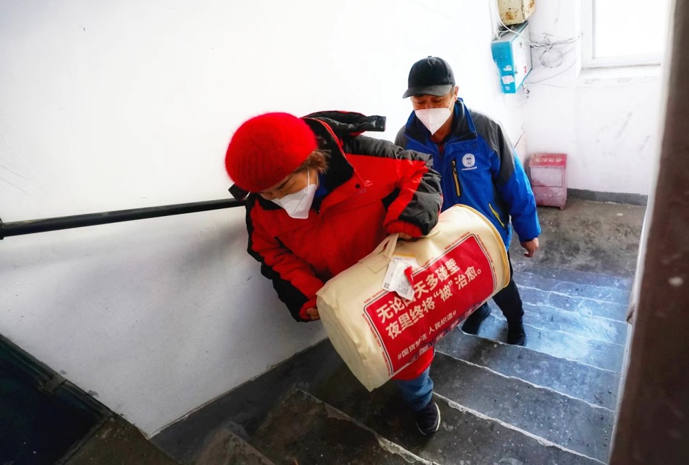 caylaredinkwb's tweet photo. Esta semana ayudé a recolectar alimentos para familias necesarias en el barrio. Ver sus sonrisas me llena de felicidad! （翻译：本周我在社区帮助为有需要的家庭募集食品。看到他们的笑容，我满是幸福！） https://t.co/1WTODkP2JF