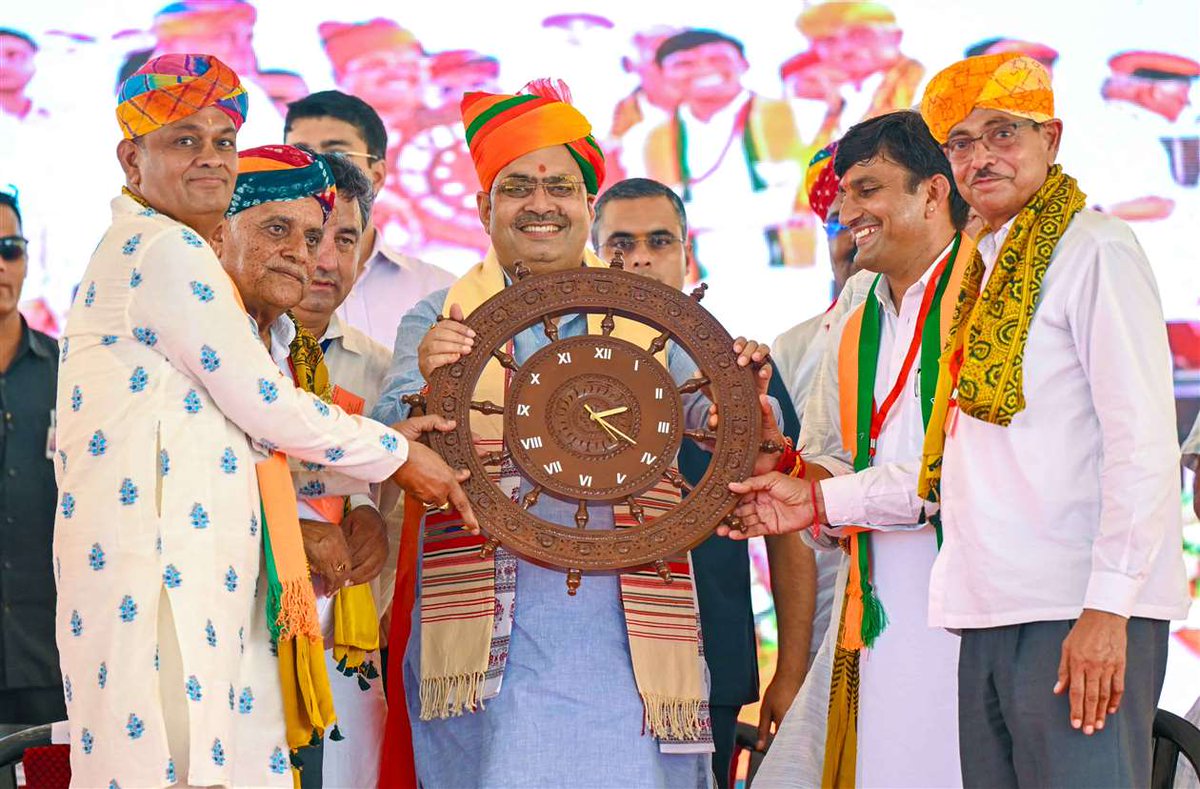 DIPRRajasthan's tweet photo. मुख्यमंत्री का बाड़मेर दौरा
मुख्यमंत्री ने किया 2,824 करोड़ से अधिक के 1,013 विकास कार्यों का लोकार्पण-शिलान्यास
राज्य सरकार का संकल्प, अंतिम छोर तक पहुंचे विकास का लाभ
प्रधानमंत्री के ‘नागरिक देवो भव’ के विजन के साथ बढ़ रही डबल इंजन सरकार
पानी, बिजली, उद्योग, रोजगार सहित सभी क्षेत्रों में हुए उल्लेखनीय कार्य- मुख्यमंत्री भजनलाल शर्मा
https://t.co/heFFGLqIAj