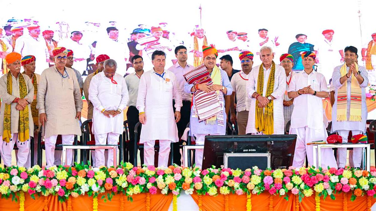 DIPRRajasthan's tweet photo. मुख्यमंत्री का बाड़मेर दौरा
मुख्यमंत्री ने किया 2,824 करोड़ से अधिक के 1,013 विकास कार्यों का लोकार्पण-शिलान्यास
राज्य सरकार का संकल्प, अंतिम छोर तक पहुंचे विकास का लाभ
प्रधानमंत्री के ‘नागरिक देवो भव’ के विजन के साथ बढ़ रही डबल इंजन सरकार
पानी, बिजली, उद्योग, रोजगार सहित सभी क्षेत्रों में हुए उल्लेखनीय कार्य- मुख्यमंत्री भजनलाल शर्मा
https://t.co/heFFGLqIAj