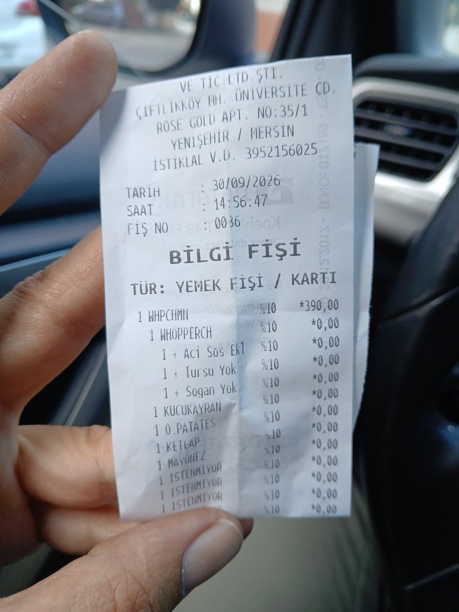 bbbuzluk's tweet photo. Mersin Üniversite Cd. şubenizde müdürler mutfakta önlüksüz/şapkasız sipariş hazırlıyor, kasaya bakıyor. Hijyen ve kontaminasyon eğitimi yok mu? İncecik Whopper, kötü patatesler, kokan WC ve isimliksiz personel cabası. Standartlara nasıl güveneceğiz?  @BurgerKingTR @BurgerKing https://t.co/KzCA7HTpY6