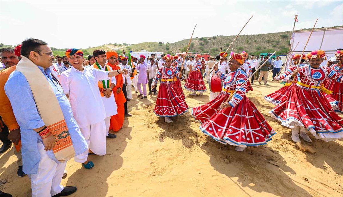 DIPRRajasthan's tweet photo. मुख्यमंत्री का बाड़मेर दौरा
मुख्यमंत्री ने किया 2,824 करोड़ से अधिक के 1,013 विकास कार्यों का लोकार्पण-शिलान्यास
राज्य सरकार का संकल्प, अंतिम छोर तक पहुंचे विकास का लाभ
प्रधानमंत्री के ‘नागरिक देवो भव’ के विजन के साथ बढ़ रही डबल इंजन सरकार
पानी, बिजली, उद्योग, रोजगार सहित सभी क्षेत्रों में हुए उल्लेखनीय कार्य- मुख्यमंत्री भजनलाल शर्मा
https://t.co/heFFGLqIAj