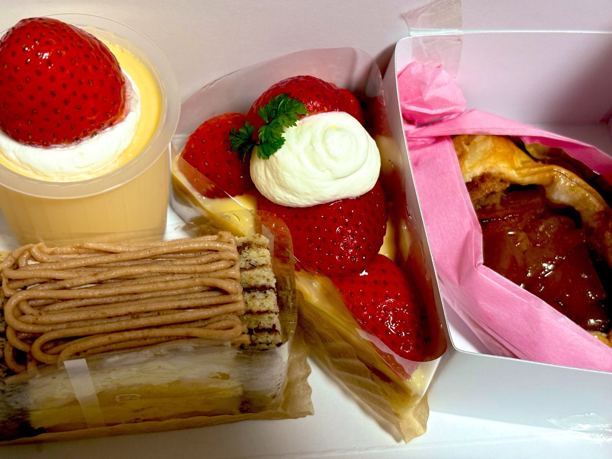 9vryy's tweet photo. 近場で人気のケーキ屋さん🍰
無性にケーキ食べたて行ったら ぜ〜んぶ可愛いし美味しそうでなかなか選べなかった🤤♥️ https://t.co/QPnX55vUhl