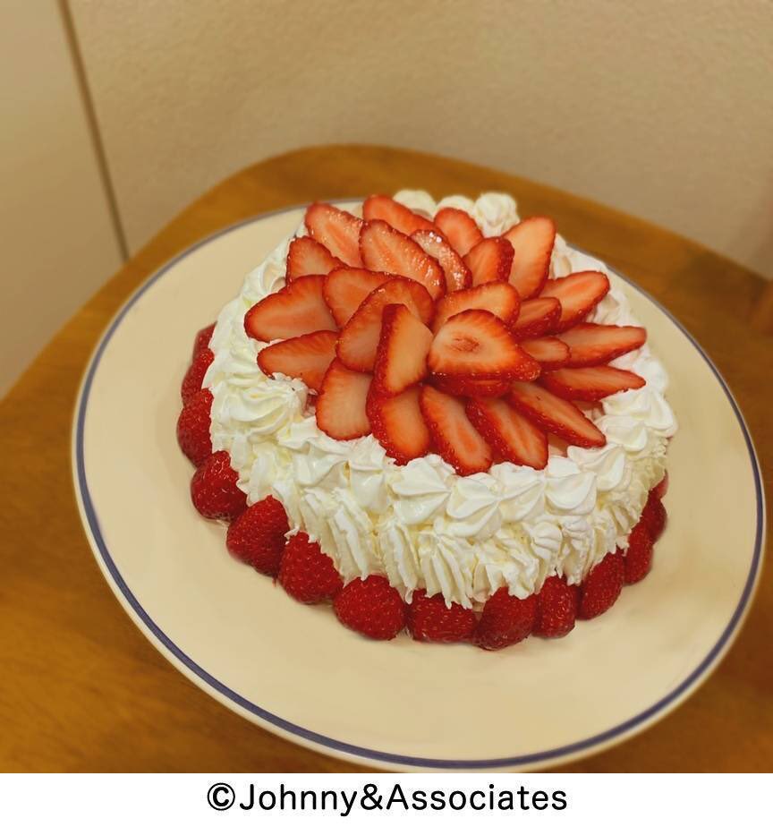 chan39sukibot's tweet photo. ケーキ見る度思い出すんだけど、これ全部作間龍斗の手作りっていう事実がやばくて━━━━ 改めてアイドルでいてくれてありがとう https://t.co/R0s6j2fIYg