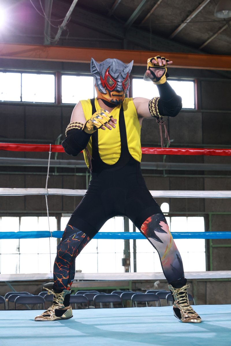 ProjectRED_Toei's tweet photo. 『#オメガホーン』ハンター紹介📢

❖ 闘焜のズ・シン🥊 ❖
　演／#佐藤祐吾
◆角獣：闘角
◆必角技：闘角ファイト

村を力で支配し、住民に発掘の重労働と「ヘル・バトル」を強制させたハンター🪏
様々な格闘技を駆使し、相手のガードをバキバキと崩していくアグレッシブなバトルを得意とする💥 https://t.co/pwcoJvbuYB