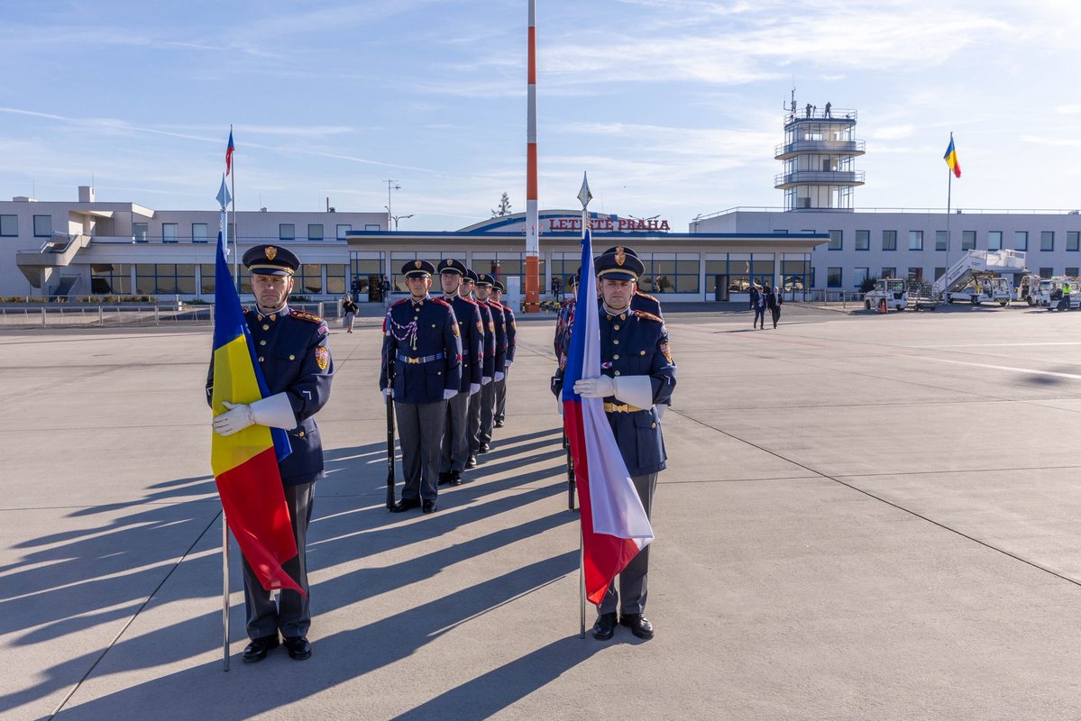 mzvcr's tweet photo. 🇨🇿🤝🇷🇴 Ministr Macinka dnes na pražském letišti přivítal rumunského prezidenta Nicușora Dana s první dámou. Vítejte v České republice! https://t.co/uJkOleldNw