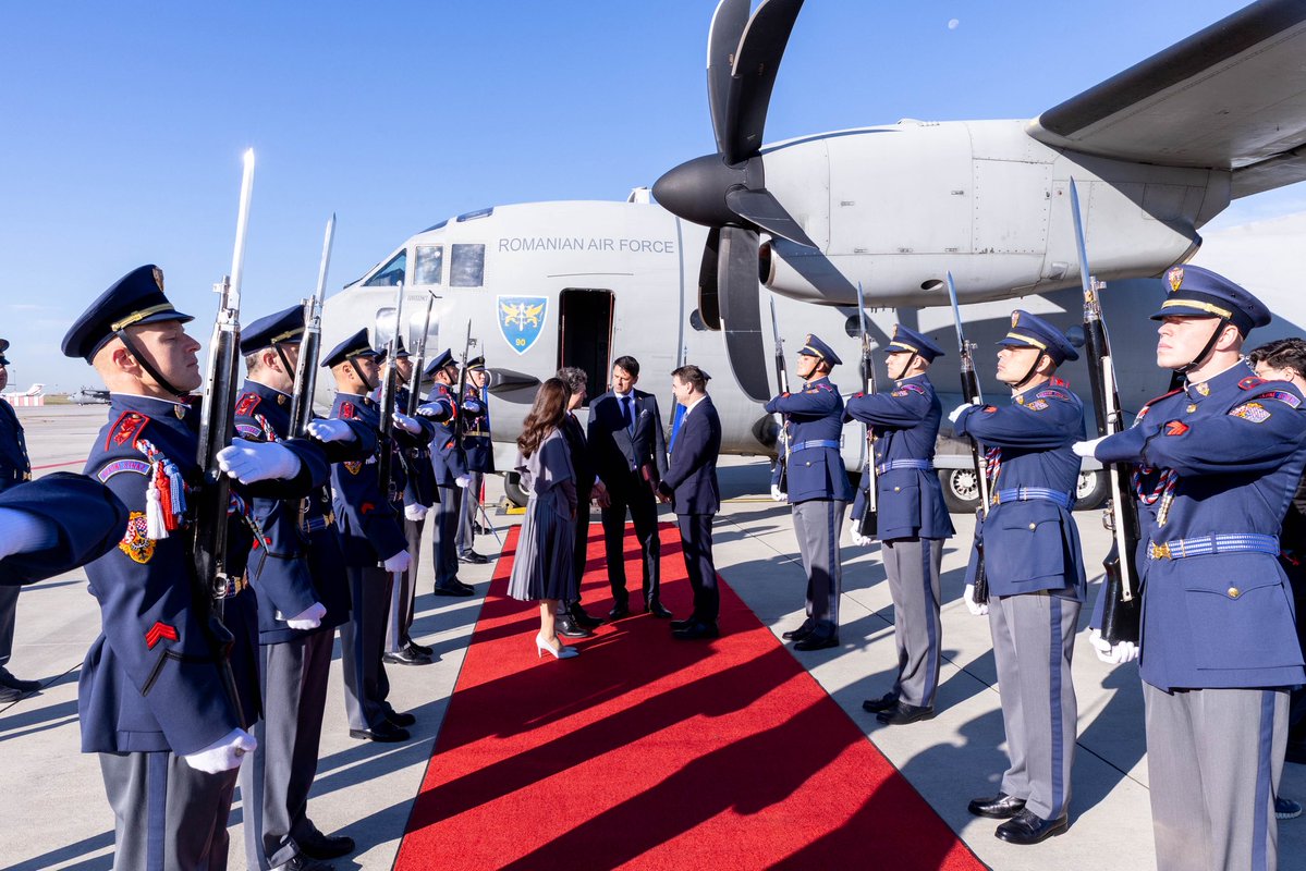 mzvcr's tweet photo. 🇨🇿🤝🇷🇴 Ministr Macinka dnes na pražském letišti přivítal rumunského prezidenta Nicușora Dana s první dámou. Vítejte v České republice! https://t.co/uJkOleldNw