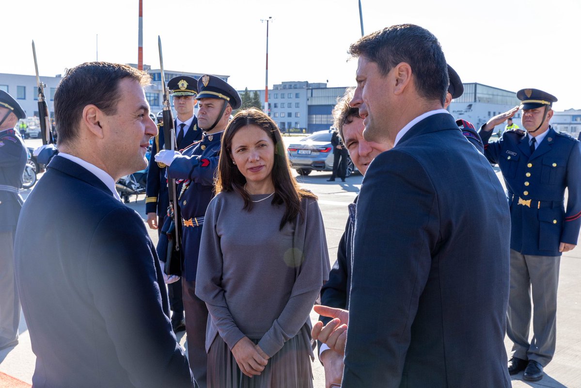 mzvcr's tweet photo. 🇨🇿🤝🇷🇴 Ministr Macinka dnes na pražském letišti přivítal rumunského prezidenta Nicușora Dana s první dámou. Vítejte v České republice! https://t.co/uJkOleldNw