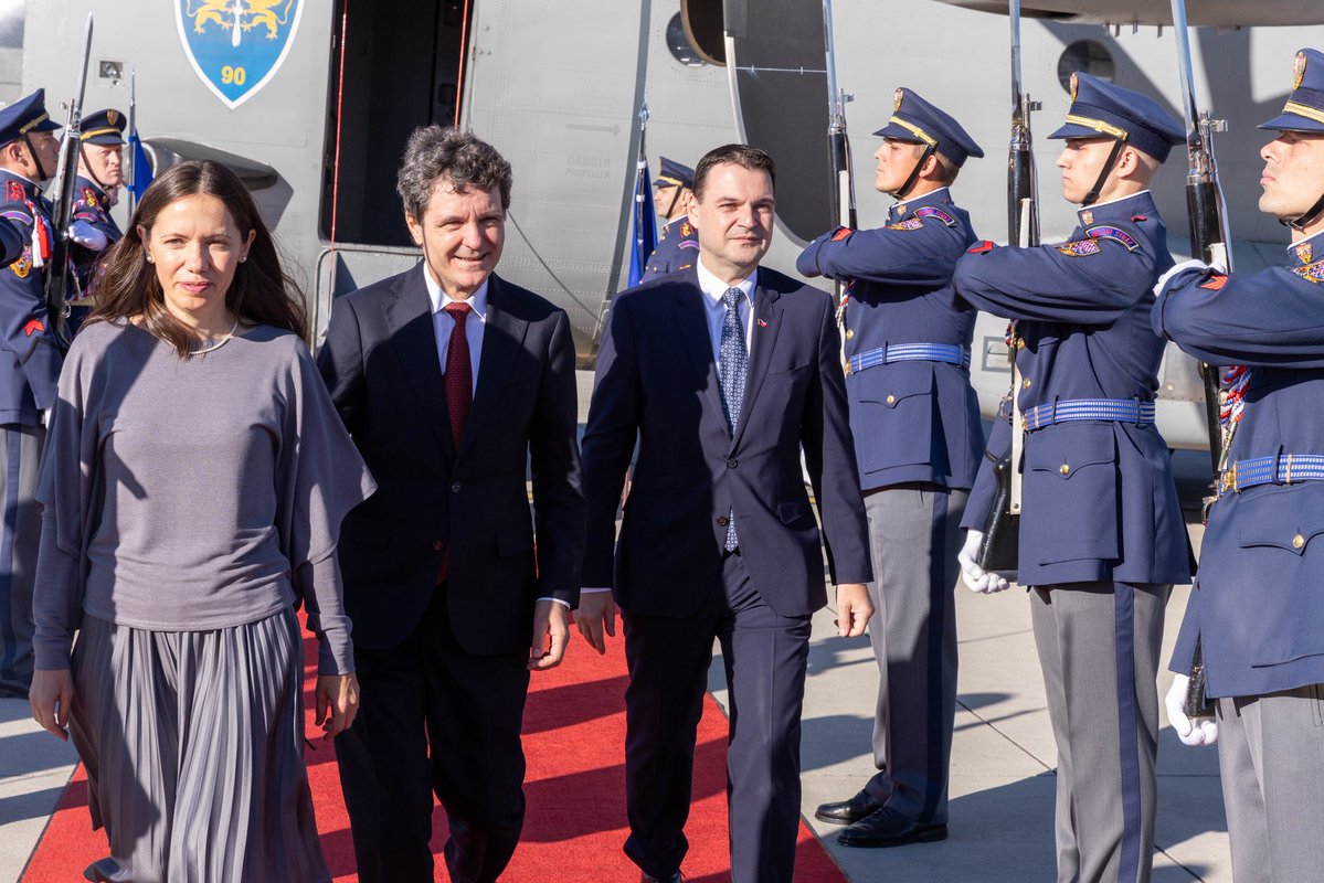 mzvcr's tweet photo. 🇨🇿🤝🇷🇴 Ministr Macinka dnes na pražském letišti přivítal rumunského prezidenta Nicușora Dana s první dámou. Vítejte v České republice! https://t.co/uJkOleldNw