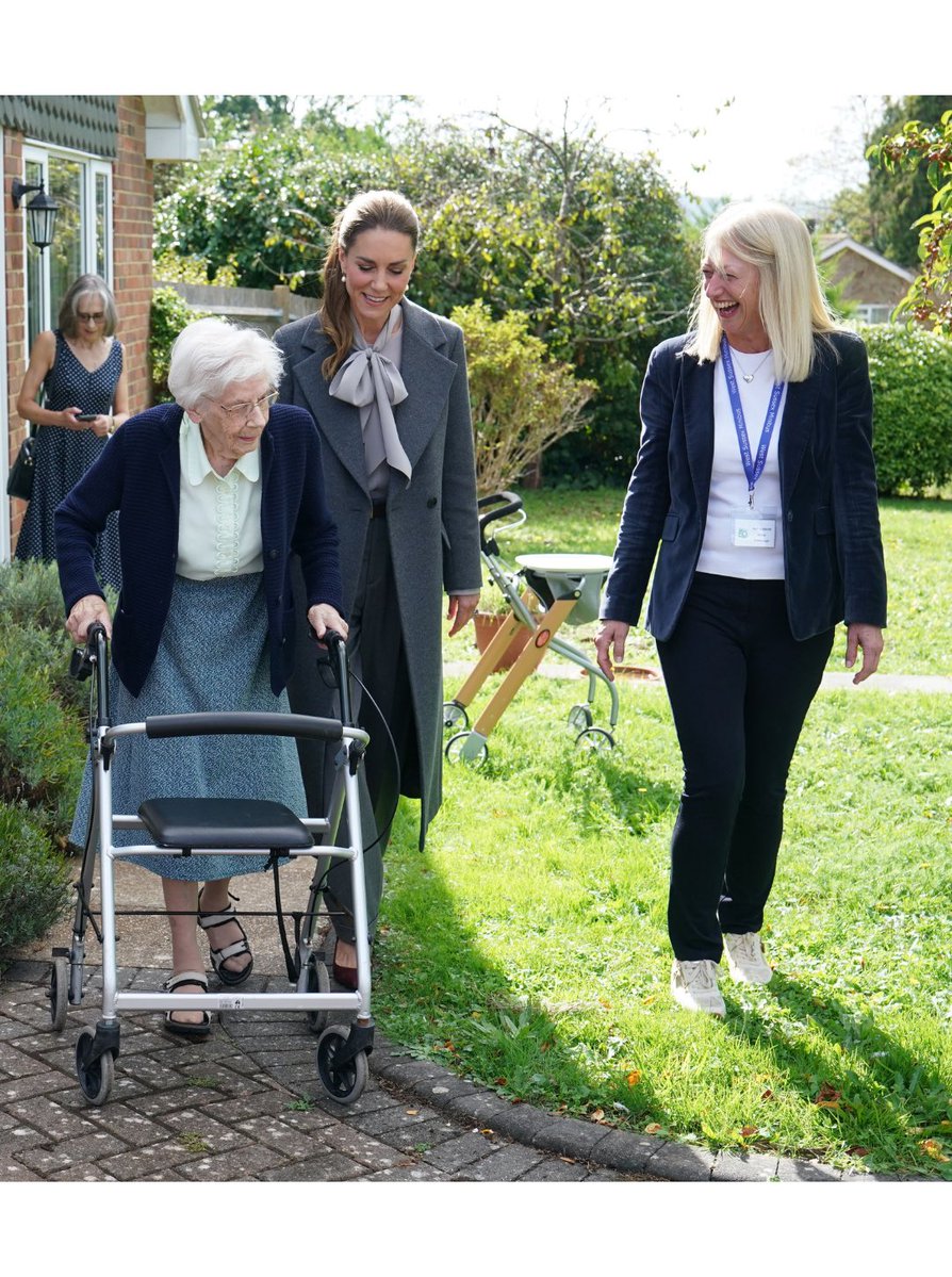 HELLOmagIndia's tweet photo. #PrincessKate takes a #WestSussex minibus to visit 94-year-old resident Stella Drewett, dressed in an elegant grey coat &amp; trousers. The royal later joined a community lunch for local seniors. #HELLOIndia #HELLOMagazine #KateMiddleton #PrincessOfWales @KensingtonRoyal https://t.co/416iloHdwS