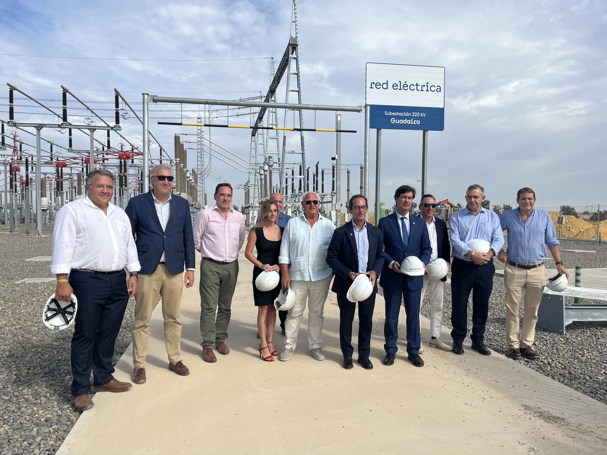 RedElectricaREE's tweet photo. Recibimos en la nueva subestación de Guadaira 220 kV a representantes de los empresarios de Sevilla y Dos Hermanas, junto al presidente del @CES_Sevilla, Miguel Rus. 

Acompañados de nuestro delegado en Andalucía, Jorge Jiménez, han podido conocer esta instalación clave para el sector empresarial e industrial de Sevilla, que contribuirá a impulsar la economía y la creación de empleo de la provincia y la región.

Esta actuación está incluida en el listado de proyectos financiables por la Unión Europea – NextGenerationEU - Plan de Recuperación, Transformación y Resiliencia.
https://t.co/XdyyCAQ0zw