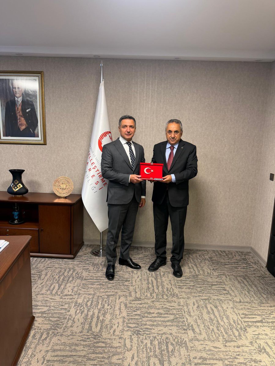 TurkesGuney's tweet photo. 📌ÖZELLEŞTİRME İDARESİ BAŞKANIMIZA ZİYARET

📌Genel Başkanımız Türkeş Güney, Genel Başkan Yardımcımız Serkan Şengül ve Ankara 9 Nolu Şube Başkanımız Ömer Çakmak ile Özelleştirme İdaresi Başkanımız Bekir Emre Haykır'ı ziyaret ettiler.

📌Nazik kabulü ve misafirperverlikleri için Sayın Bekir Emre Haykır'a teşekkür ederiz.