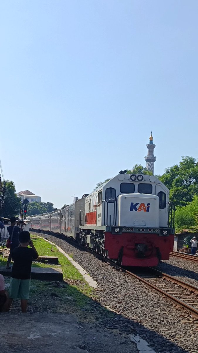 vladsyarif13's tweet photo. Seorang Masinis tidak pernah berangkat dengan niat mencelakai siapapun. Masinis Kereta Tegal Bahari melambaikan tangannya untuk menyapa para Railfans.
📸: vladsyarif (IG)
#keretaapi
#trainphotography
#streetphotography
#photography
#train
#railwayphotography
#fotosepur https://t.co/YmuCANXbQy