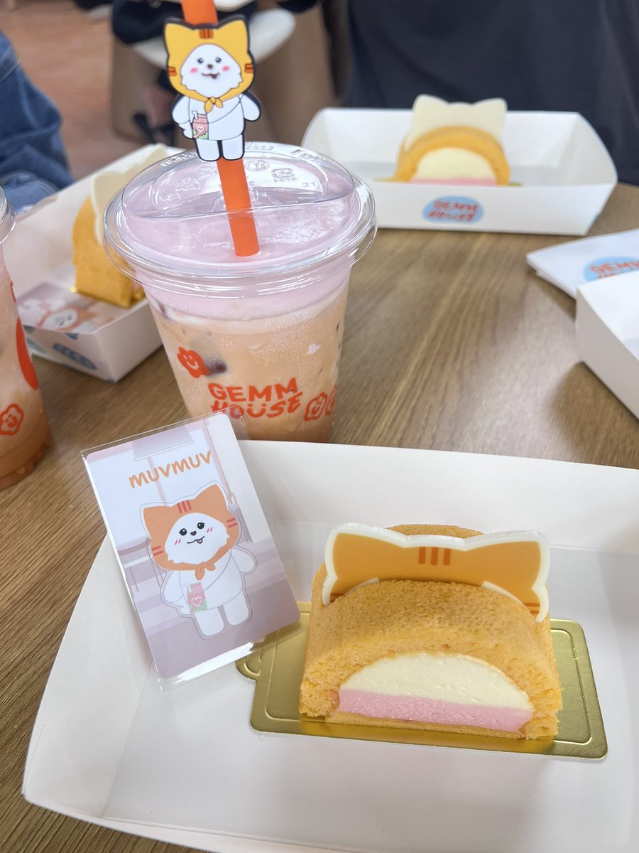 sr_ynst's tweet photo. รีวิวเนื้อหลานเลือดหลานที่จริงใจ #MUVMUV

- เนื้อหลาน อร่อย รสชาติดี แป้งนุ่ม ครีมเนื้อเนียน 
- เลือดหลาน อร่อย รสชาติชาไทยนัวร์ๆหอมดี โฟมด้านบนอันนี้อร่อยให้เต็ม10 ฟีลนมสตรอเบอรี่ แนะนำให้คนผสมกันก่อน

สำหรับความหวาน ให้เลยหวาน100% คนกินหวานน้อย หวาน25% อาจจะไม่ถูกจริต แนะนำให้สั่งเมนูสปาร์คกริ้งค์มาตัดกัน ฝากถึง #GEMHOUSE หากลดความหวานลงมาได้ หวานกำลังดี ผู้บริโภคจะแฮปปี้มาก