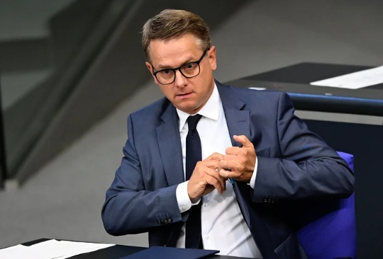 Moritz_Becker_'s tweet photo. ⚡️Bundeskabinett beschließt Pflegereform: Ab 2027 soll der Beitragszuschlag für Kinderlose von 0,6 auf 0,9 Prozent steigen. Ab 2028 ist zudem ein neuer Beitrag für die Mitversicherung von Ehepartnern und Lebenspartnern geplant. https://t.co/tq4AJ6AuV4