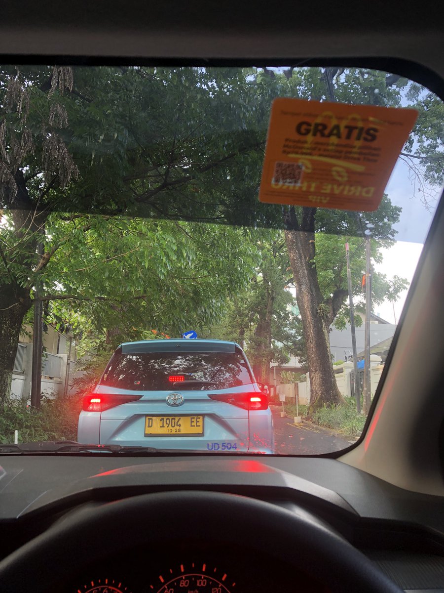 fidafalala's tweet photo. kesel karena macet bandung sore tadi kelewatan banget, padahal berangkat jam 3, kelas jam 3.30 dan baru sampai kampus 4.20, kayak orang gila sejam lebih di jalan, gini deh potret kota yang ga punya pemimpin yang amanah😔 https://t.co/JS24BfgjtI