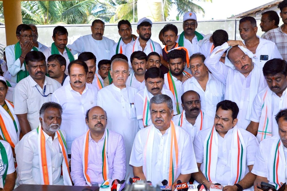 SampathKannada's tweet photo. DK didn’t invite BK to the 100 day function. BK seems to have returned the favour today.

Congress was less divided internally when Siddaramaiah was ruling. https://t.co/Ef6CfkPdyg