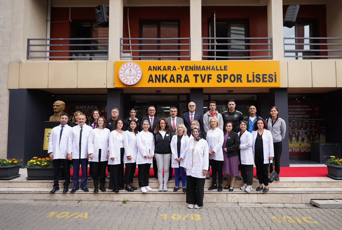 Yusuf__Tekin's tweet photo. 📍Ankara

TVF Spor Lisemizi, Türkiye Voleybol Federasyonu Başkanı Sayın Mehmet Akif Üstündağ ile birlikte ziyaret ederek 2026 Liseler Arası Voleybol Dünya Şampiyonası’nda altın madalyayı ülkemize getiren öğrencilerimizle ve onları yetiştiren kıymetli öğretmenlerimizle bir araya geldik.

Bakanlık olarak gerçekleştirdiğimiz çalışmalardan biri de spor liselerimizi belirli branşlarda uzmanlaştırıp “tematik okul” formatına dönüştürmekti.

Şu anda futbol, voleybol, basketbol, atletizm, halter, güreş, yüzme ve bisiklet olmak üzere sekiz branşta tematik liselerimiz var. Bu dönüşüm, sporun tabana yayılması, çocuklarımızın yeteneklerinin küçük yaşlardan itibaren keşfedilerek bu doğrultuda eğitim almaları ve Türk sporunun, Türk sporcusunun ve Türk gencinin uluslararası arenada kendisini daha iyi tanıtması açısından önemli bir işlev üstleniyor.

Bu konuda attığımız adımların güzel sonuçlarını uluslararası yarışmalarda görmek bizleri ziyadesiyle mutlu ediyor.

Sevgili öğrencilerimi başarılarından ötürü tebrik ediyor, kıymetli öğretmenlerimize çalışmalarında başarılar diliyorum.