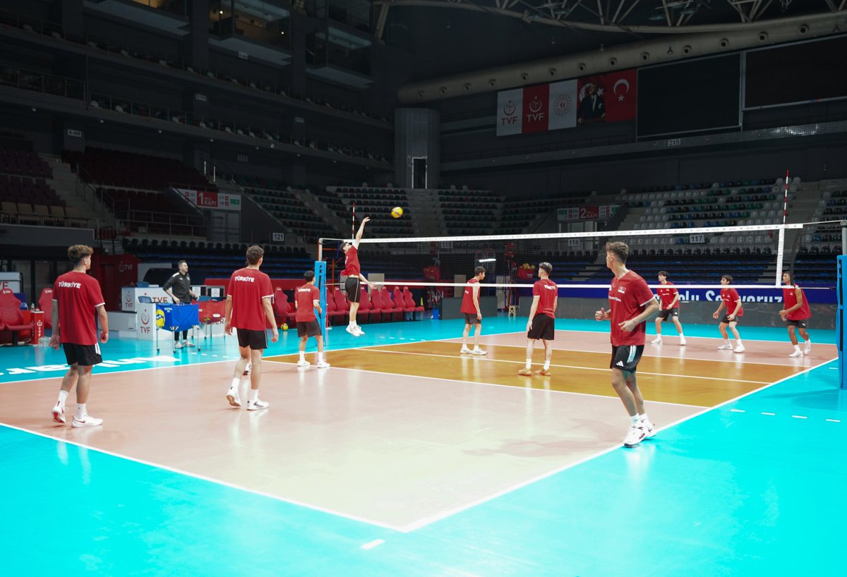 Yusuf__Tekin's tweet photo. 📍Ankara

TVF Spor Lisemizi, Türkiye Voleybol Federasyonu Başkanı Sayın Mehmet Akif Üstündağ ile birlikte ziyaret ederek 2026 Liseler Arası Voleybol Dünya Şampiyonası’nda altın madalyayı ülkemize getiren öğrencilerimizle ve onları yetiştiren kıymetli öğretmenlerimizle bir araya geldik.

Bakanlık olarak gerçekleştirdiğimiz çalışmalardan biri de spor liselerimizi belirli branşlarda uzmanlaştırıp “tematik okul” formatına dönüştürmekti.

Şu anda futbol, voleybol, basketbol, atletizm, halter, güreş, yüzme ve bisiklet olmak üzere sekiz branşta tematik liselerimiz var. Bu dönüşüm, sporun tabana yayılması, çocuklarımızın yeteneklerinin küçük yaşlardan itibaren keşfedilerek bu doğrultuda eğitim almaları ve Türk sporunun, Türk sporcusunun ve Türk gencinin uluslararası arenada kendisini daha iyi tanıtması açısından önemli bir işlev üstleniyor.

Bu konuda attığımız adımların güzel sonuçlarını uluslararası yarışmalarda görmek bizleri ziyadesiyle mutlu ediyor.

Sevgili öğrencilerimi başarılarından ötürü tebrik ediyor, kıymetli öğretmenlerimize çalışmalarında başarılar diliyorum.