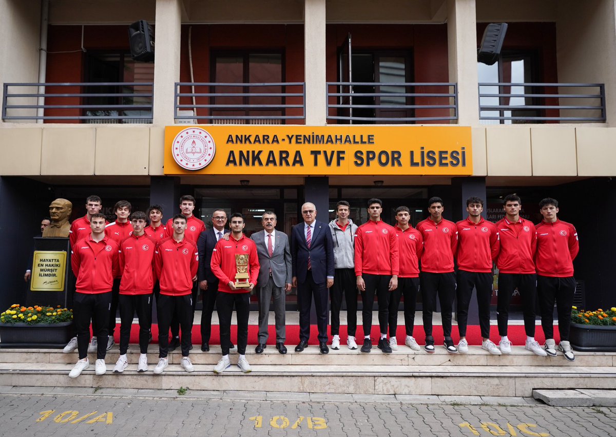 Yusuf__Tekin's tweet photo. 📍Ankara

TVF Spor Lisemizi, Türkiye Voleybol Federasyonu Başkanı Sayın Mehmet Akif Üstündağ ile birlikte ziyaret ederek 2026 Liseler Arası Voleybol Dünya Şampiyonası’nda altın madalyayı ülkemize getiren öğrencilerimizle ve onları yetiştiren kıymetli öğretmenlerimizle bir araya geldik.

Bakanlık olarak gerçekleştirdiğimiz çalışmalardan biri de spor liselerimizi belirli branşlarda uzmanlaştırıp “tematik okul” formatına dönüştürmekti.

Şu anda futbol, voleybol, basketbol, atletizm, halter, güreş, yüzme ve bisiklet olmak üzere sekiz branşta tematik liselerimiz var. Bu dönüşüm, sporun tabana yayılması, çocuklarımızın yeteneklerinin küçük yaşlardan itibaren keşfedilerek bu doğrultuda eğitim almaları ve Türk sporunun, Türk sporcusunun ve Türk gencinin uluslararası arenada kendisini daha iyi tanıtması açısından önemli bir işlev üstleniyor.

Bu konuda attığımız adımların güzel sonuçlarını uluslararası yarışmalarda görmek bizleri ziyadesiyle mutlu ediyor.

Sevgili öğrencilerimi başarılarından ötürü tebrik ediyor, kıymetli öğretmenlerimize çalışmalarında başarılar diliyorum.