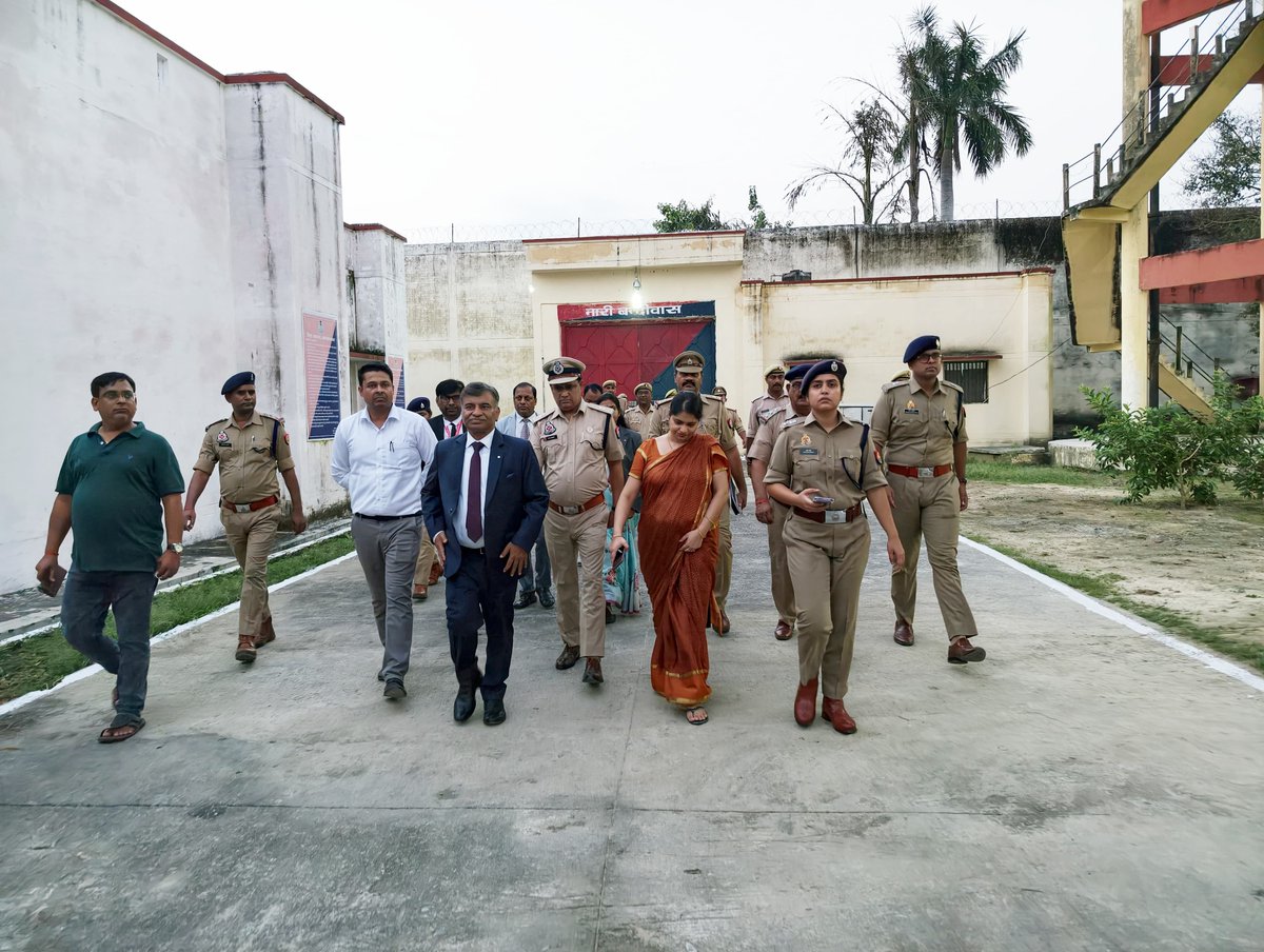 ambedkarnagrpol's tweet photo. दिनांक 30.09.2026 को मा0 जिला न्यायाधीश अम्बेडकरनगर, मा0 CJM अम्बेडकरनगर, जिलाधिकारी अम्बेडकरनगर एवं पुलिस अधीक्षक अम्बेडकरनगर सुश्री प्राची सिंह @prachiIPS द्वारा जिला कारागार अम्बेडकरनगर का आकस्मिक निरीक्षण कर व्यवस्थाओं का जायजा लिया गया।
निरीक्षण के दौरान जेल परिसर की सुरक्षा-व्यवस्था, साफ-सफाई एवं अन्य व्यवस्थाओं का निरीक्षण करते हुए जेल परिसर में किसी भी प्रकार की प्रतिबंधित सामग्री प्रवेश न करने देने तथा साफ-सफाई आदि के संबंध में आवश्यक दिशा-निर्देश दिए गए।
#AmbedkarNagarPolice #UPPolice
@ambedkarnagrpol