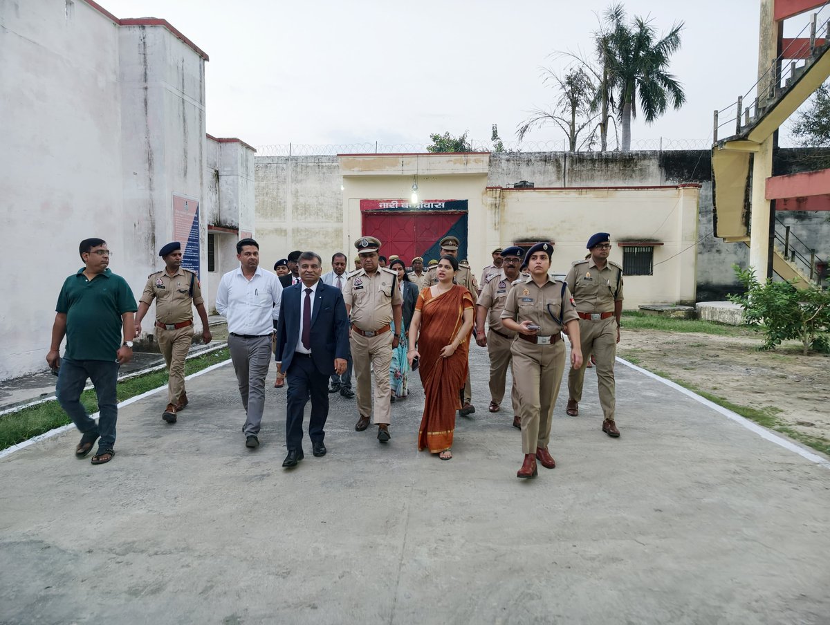 ambedkarnagrpol's tweet photo. दिनांक 30.09.2026 को मा0 जिला न्यायाधीश अम्बेडकरनगर, मा0 CJM अम्बेडकरनगर, जिलाधिकारी अम्बेडकरनगर एवं पुलिस अधीक्षक अम्बेडकरनगर सुश्री प्राची सिंह @prachiIPS द्वारा जिला कारागार अम्बेडकरनगर का आकस्मिक निरीक्षण कर व्यवस्थाओं का जायजा लिया गया।
निरीक्षण के दौरान जेल परिसर की सुरक्षा-व्यवस्था, साफ-सफाई एवं अन्य व्यवस्थाओं का निरीक्षण करते हुए जेल परिसर में किसी भी प्रकार की प्रतिबंधित सामग्री प्रवेश न करने देने तथा साफ-सफाई आदि के संबंध में आवश्यक दिशा-निर्देश दिए गए।
#AmbedkarNagarPolice #UPPolice
@ambedkarnagrpol