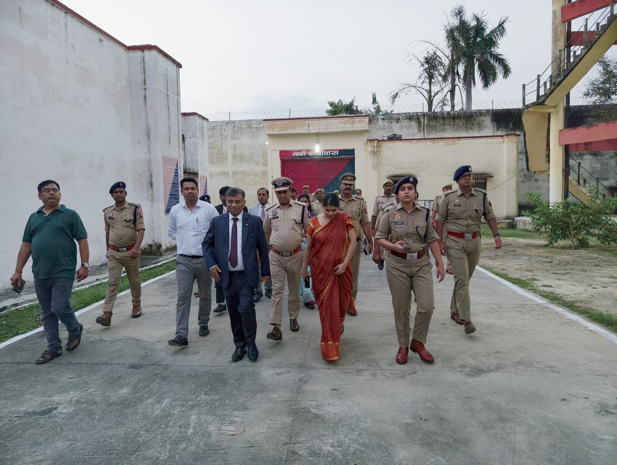 ambedkarnagrpol's tweet photo. दिनांक 30.09.2026 को मा0 जिला न्यायाधीश अम्बेडकरनगर, मा0 CJM अम्बेडकरनगर, जिलाधिकारी अम्बेडकरनगर एवं पुलिस अधीक्षक अम्बेडकरनगर सुश्री प्राची सिंह @prachiIPS द्वारा जिला कारागार अम्बेडकरनगर का आकस्मिक निरीक्षण कर व्यवस्थाओं का जायजा लिया गया।
निरीक्षण के दौरान जेल परिसर की सुरक्षा-व्यवस्था, साफ-सफाई एवं अन्य व्यवस्थाओं का निरीक्षण करते हुए जेल परिसर में किसी भी प्रकार की प्रतिबंधित सामग्री प्रवेश न करने देने तथा साफ-सफाई आदि के संबंध में आवश्यक दिशा-निर्देश दिए गए।
#AmbedkarNagarPolice #UPPolice
@ambedkarnagrpol